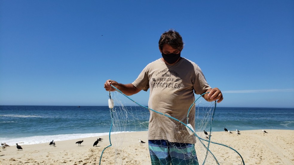 O pescador Márcio Cabral disse, inclusive, que já teve equipamentos de pesca danificados por traineiras em Maricá  — Foto: Anna Beatriz Lourenço/G1