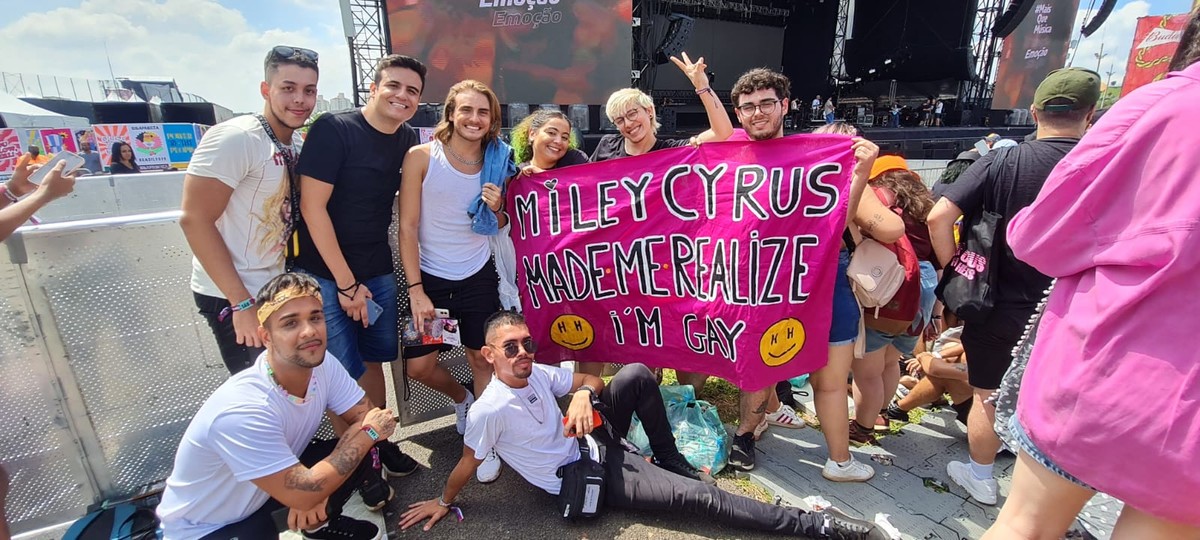 Acampar na frente do lodge, estourar cartão de crédito: fãs contam loucuras para ver Miley Cyrus de perto |  Lollapalooza 2022