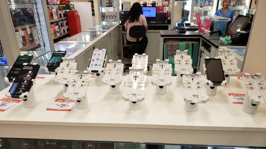 Num shopping do Rio, loja da Americanas está quase sem estoque de celular