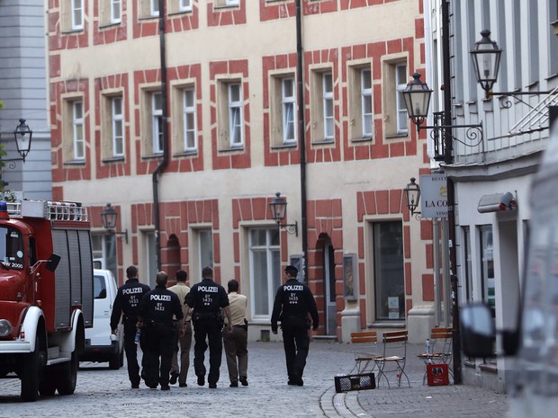 Policiais fazem patrulha em Ansbach na manhã desta segunda-feira (25) após a explosão (Foto: Matthias Schrader/AP Photo)