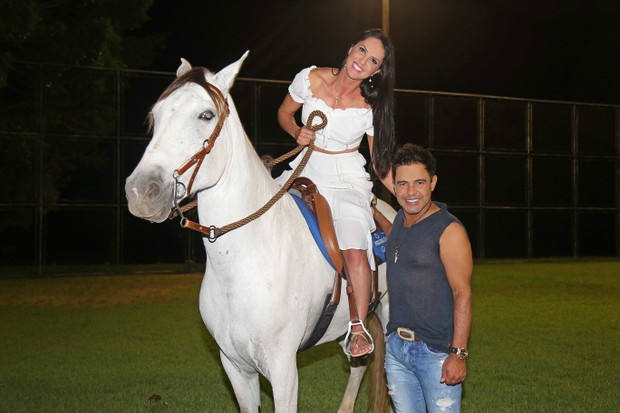 Graciele Lacerda ganha cavalo e festa surpresa de Zezé Di Camargo (Foto: Larissa Peixoto/Divulgação)