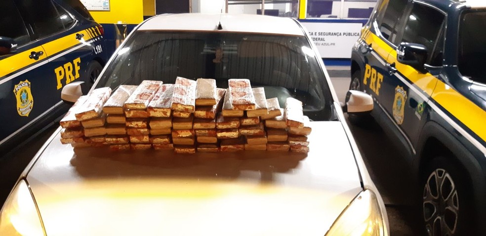 Homem é preso com quase 40 quilos de maconha escondidos em carro, na BR-277 — Foto: Divulgação/PRF