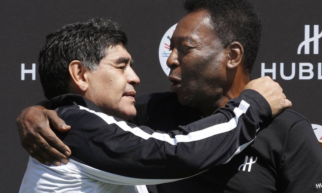 Lendas, Pelé e Maradona se encontram em junho de 2016, após partida de futebol organizada pela relojoeira de luxo suíça Hublot, no Jardin du Palais Royal, em Paris  — Foto: PATRICK KOVARIK / AFP
