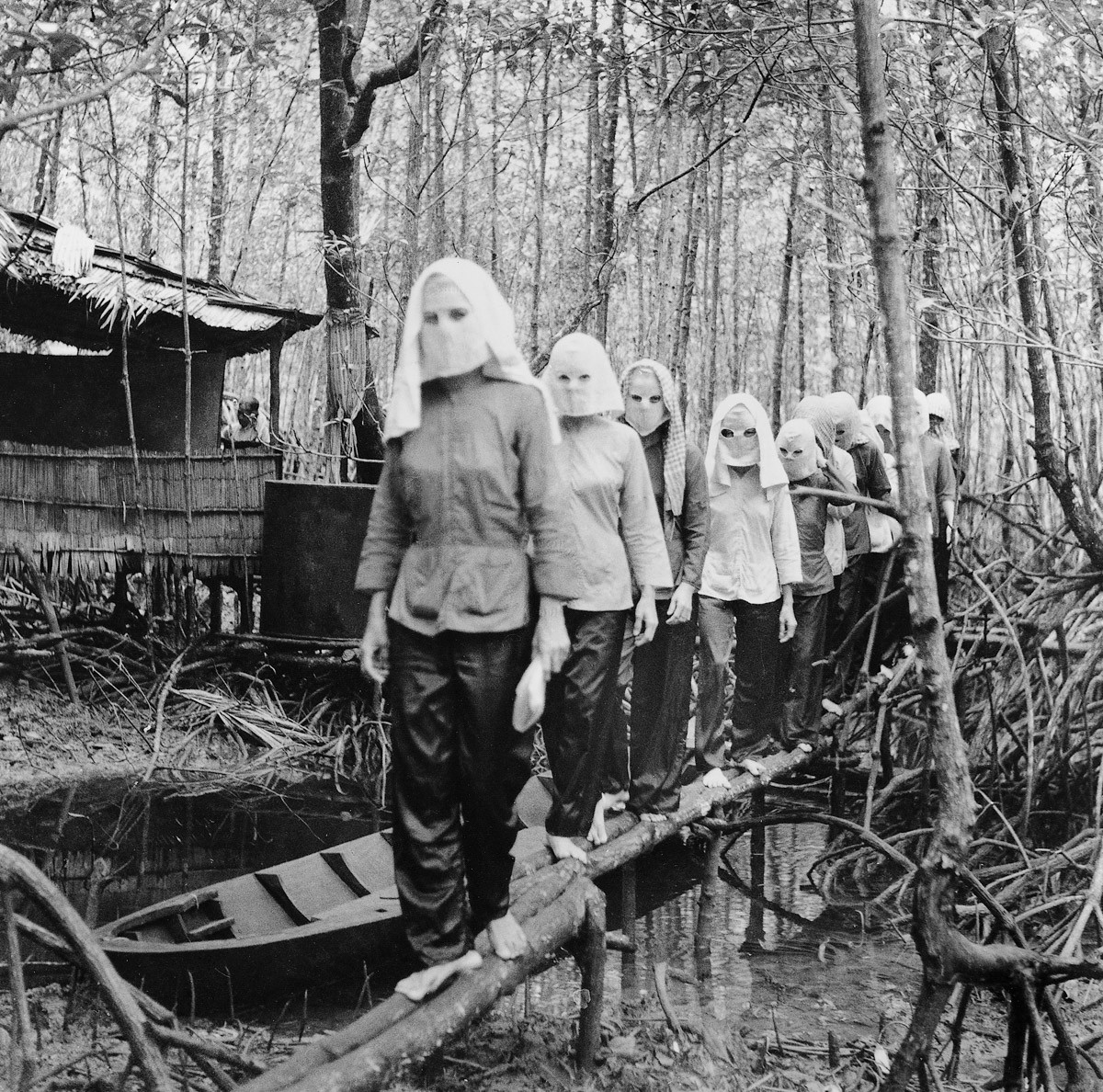 1972 - Ativistas se encontram na floresta de Nam Cam. Seus rostos estão mascarados para que não possam entregar os companheiros, caso sejam capturados, interrogados e torturados (Foto: Divulgação)