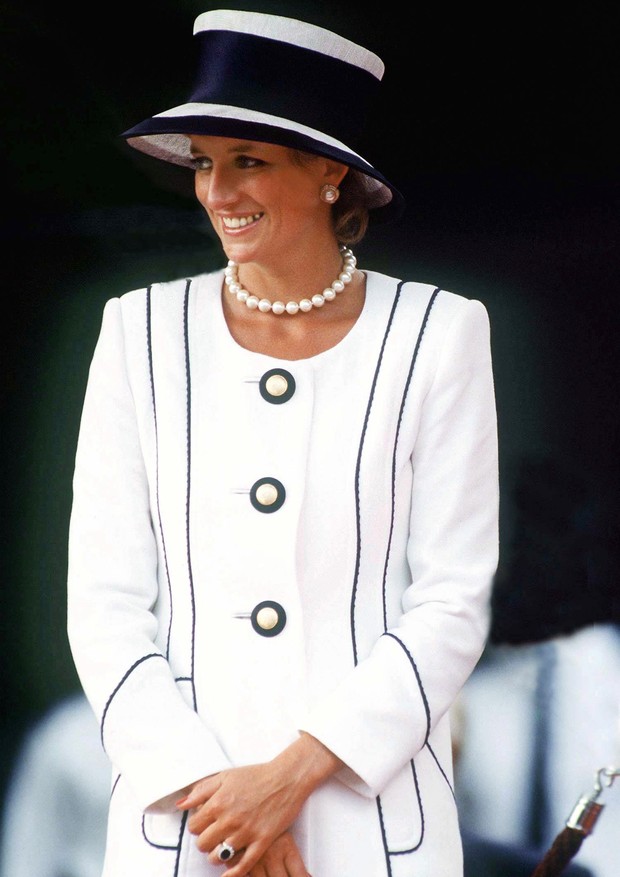 LONDON, UNITED KINGDOM - AUGUST 19:  The Princess Of Wales Attends  Vj  Day Commemorative Events Wearing A Suit By Bashoin Designer Tomasz Starsewski And Hat By  Milliner Philip Somerville  (Photo by Tim Graham Photo Library via Getty Images) (Foto: Tim Graham Photo Library via Get)