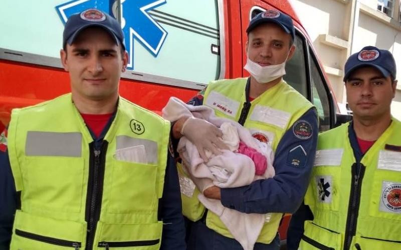 Bombeiros prestaram atendimento à recém-nascida, que passa bem e será encaminhada para exames (Foto: Divulgação Bombeiros)