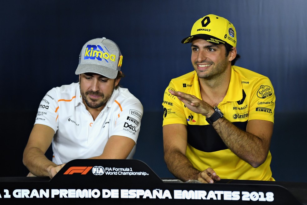 Alonso ao lado de Sainz durante coletiva em Barcelona (Foto: Getty Images)