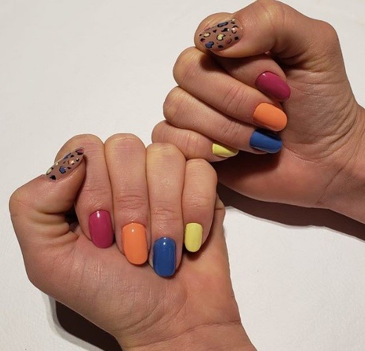 Skittle nails com unhas coloridas e animal print da Fernanda Paes Leme (Foto: Reprodução/Instagram)