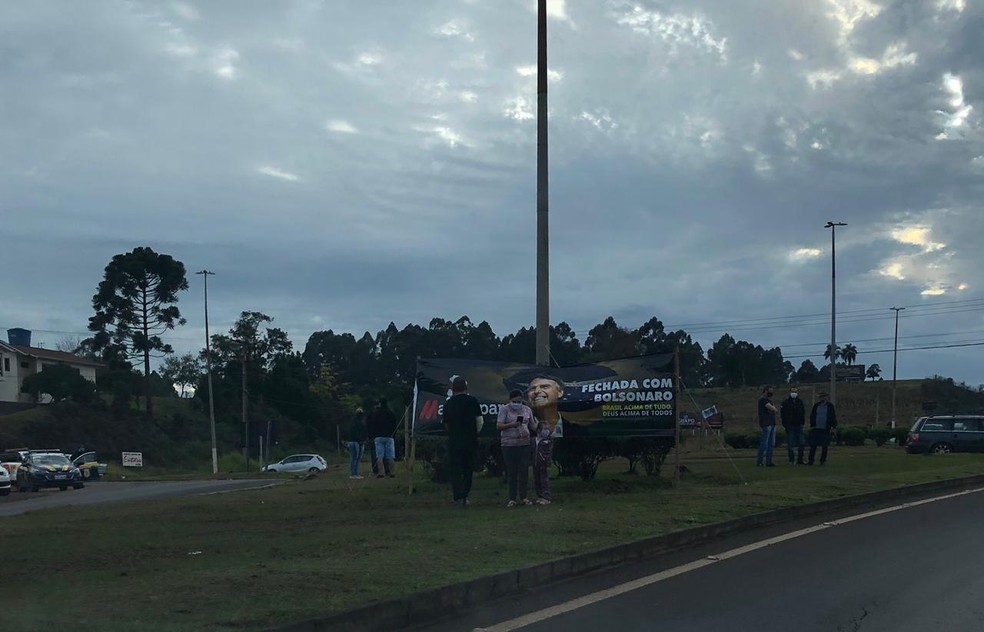 Ao longo da BR-282 diversas manifestações de apoio — Foto: Fernanda Moro/ NSC TV
