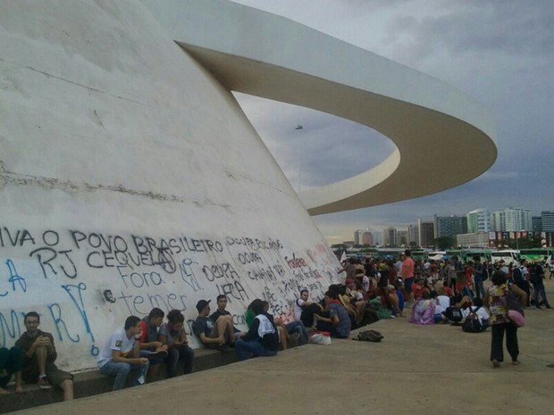 Pichações no Museu Nacional de Brasília durante protesto contra a PEC que limita o teto de gastos nesta terça-feira (29) (Foto: Luiza Garonce/G1)