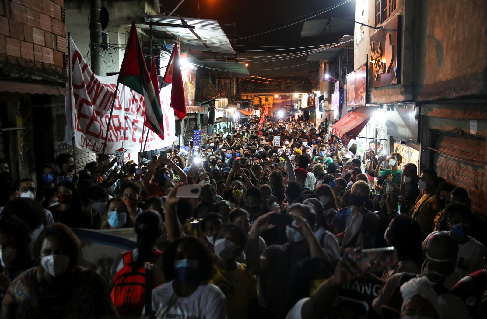 Pessoas protestam contra a violência policial fora da favela do Jacarezinho, após uma operação policial que resultou em 28 mortes — Foto: REUTERS / Ricardo Moraes