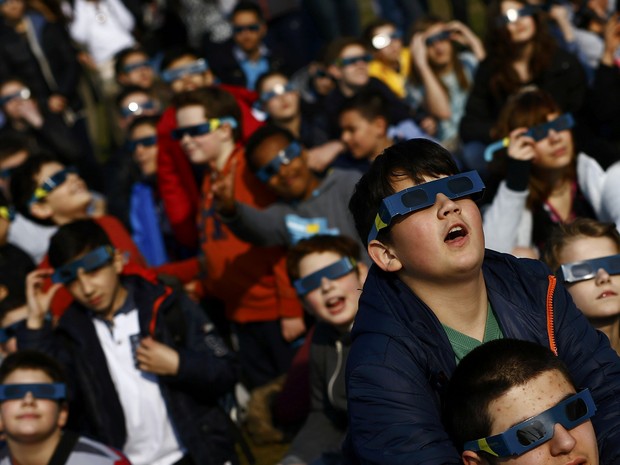 Alunos de escola em Frankfurt com óculos especial para visualizar o eclipse solar desta sexta-feira (20) (Foto: Kai Pfaffenbach/Reuters)