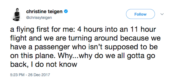O relato da modelo Chrissy Teigen durante o voo em que estava e precisou voltar aos EUA por causa de um passageiro errado (Foto: Twitter)