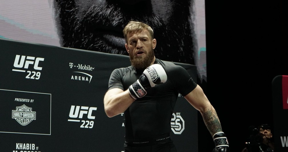 Conor McGregor faz pose durante o treino aberto do UFC 229 — Foto: Marcelo Barone
