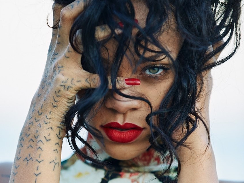 Foto de Rihanna, a autobiografia visual da cantora, lançada hoje (Foto: Reprodução)