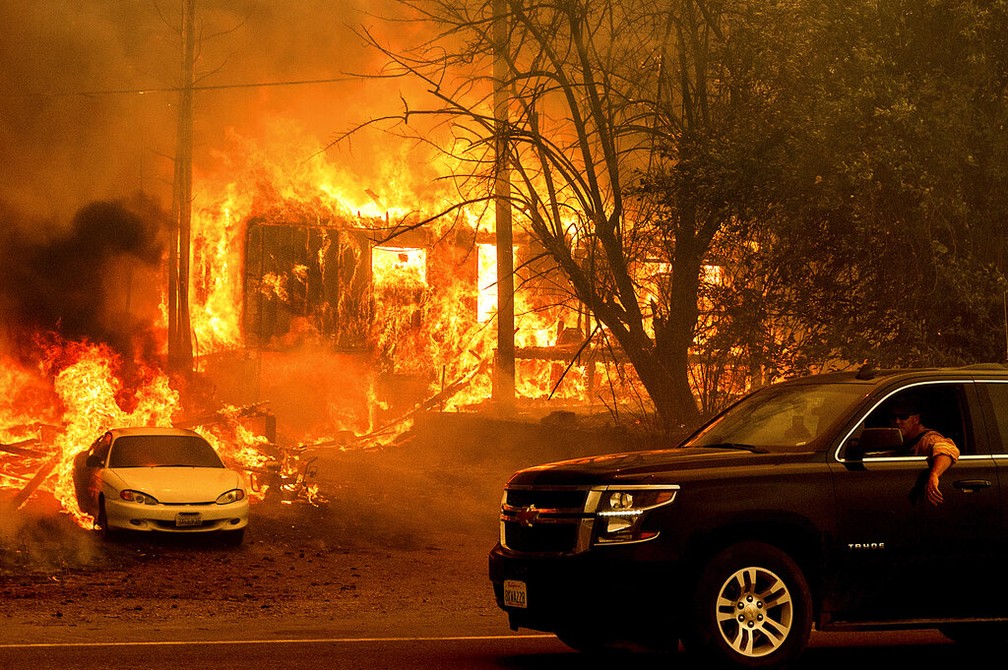 As chamas do incêndio florestal Dixie consomem uma casa na Rodovia 89 ao sul de Greenville, na Califórnia, em 5 de agosto de 2021 — Foto: Noah Berger/AP