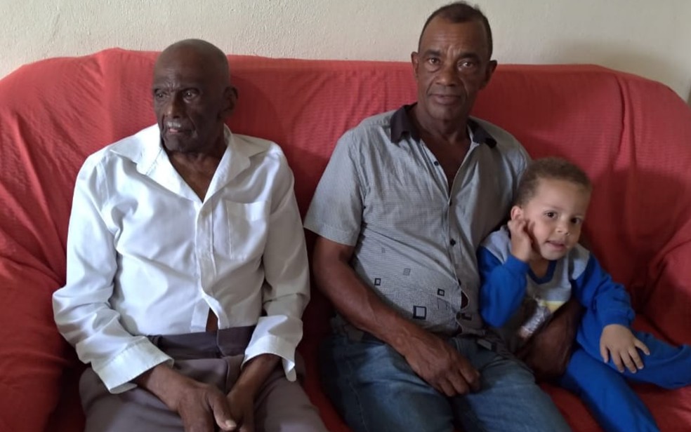 Jerônimo, de 102 anos, ao lado do filho e neto, em Goiânia  — Foto: Arquivo pessoal/Jerônimo José