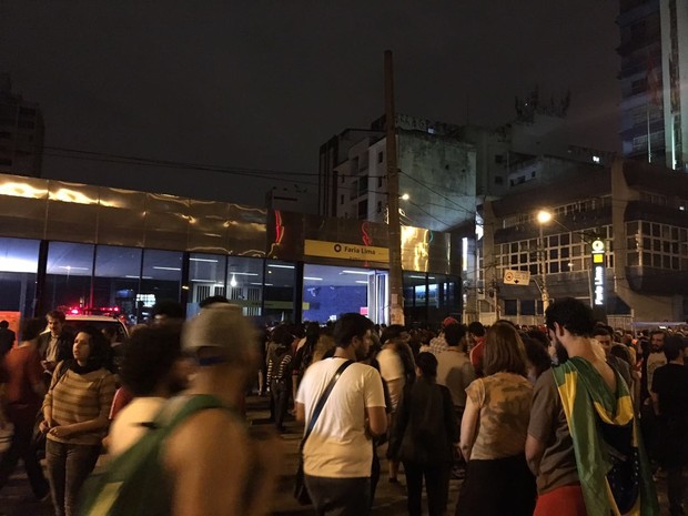 Após o encerramento do ato, manifestantes começam a entrar na estação Faria Lima do metrô (Foto: G1)