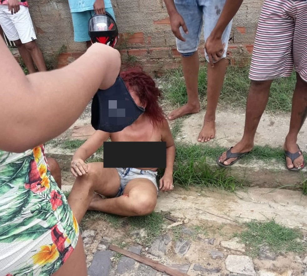 Suspeita de roubo ficou parcialmente despida após ser agredida por moradores — Foto: Reprodução