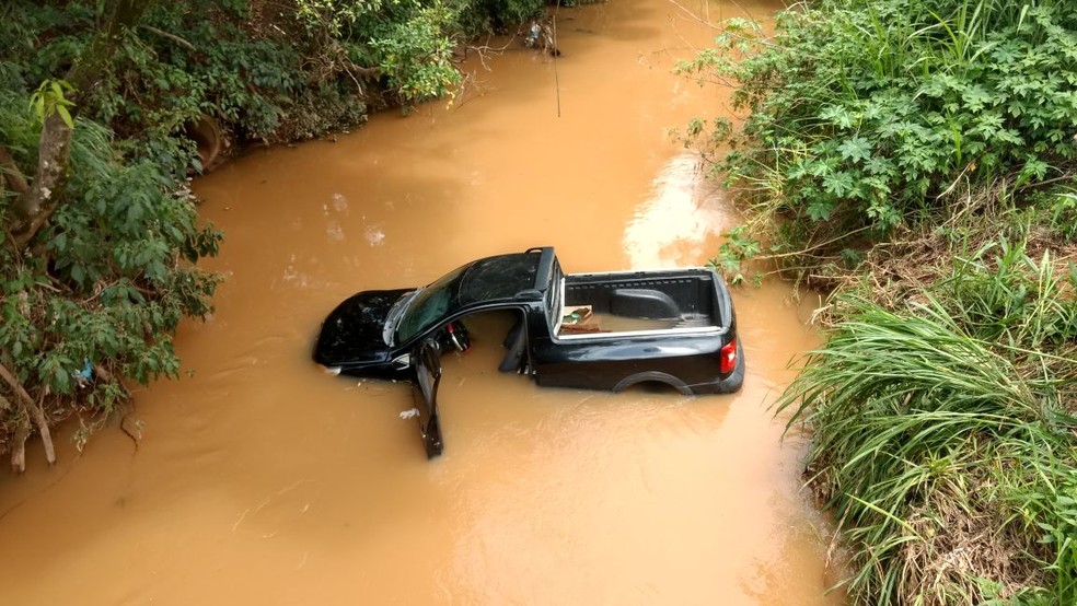 Dono foi retirado sem ferimentos do veículo em Campo Limpo Paulista (Foto: Defesa Civil/Divulgação)