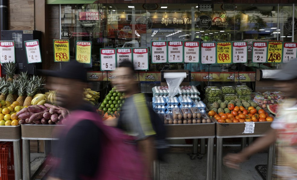Preços de alimentos exibidos em supermercado no Rio de Janeiro. — Foto: REUTERS/Ricardo Moraes