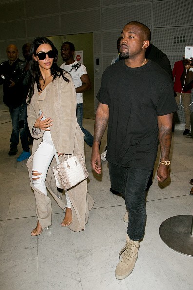 Kim Kardashian retorna a Los Angeles - com look todo grifado! (Foto: Getty Images)
