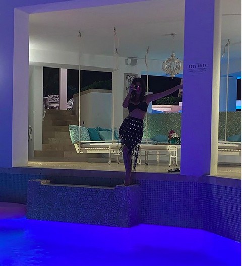 A socialite Kourtney Kardashian no Caribe (Foto: Instagram)