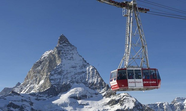 Teleférico passa em frente à montanha Matterhorn, em Zermatt, um dos símbolos dos Alpes na Suíça  (Foto: Michael Portmann/Turismo de Zermatt / Divulgação)