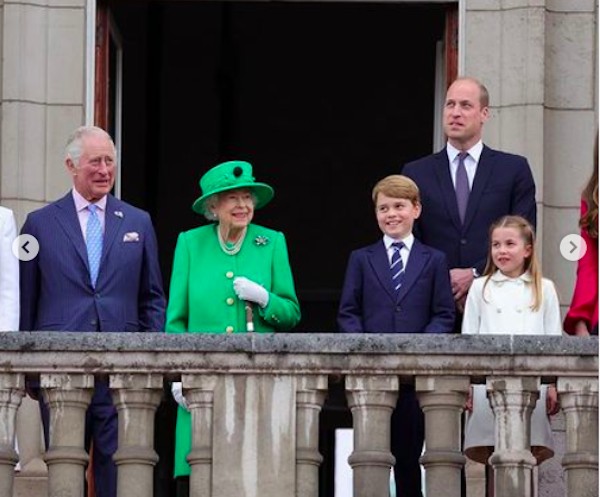 A foto compartilhada pela Princesa Eugenie, sem a presença das duquesas Kate Middleton e Camila, que gerou polêmica nas redes sociais (Foto: Instagram)