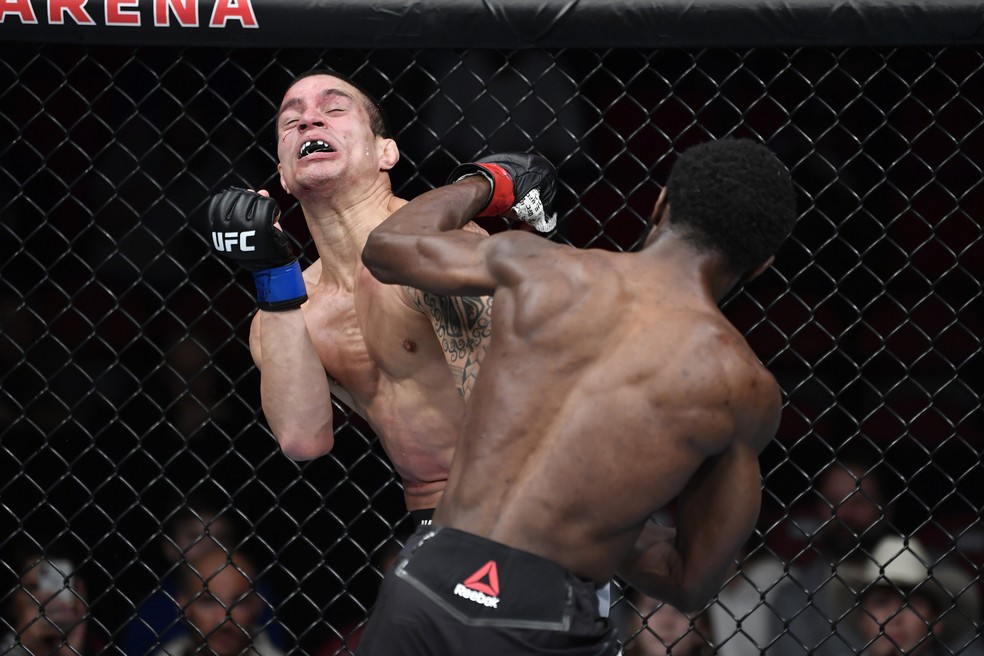Felipe Cabocão foi duramente castigado por Montel Jackson no UFC Raleigh — Foto: Getty Images