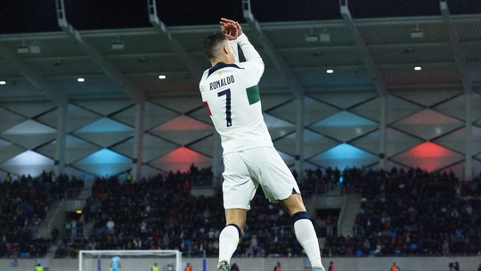 Cristiano Ronaldo chega a 122 gols por Portugal e tem mais que a soma dos três abaixo dele na lista de maiores goleadores