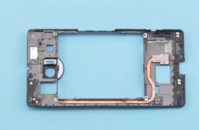 Completamente desmontado, o Lumia 950 XL revela o circuito de circulação de água, feito de cobre. Área grande à direita fica sobre o processador. Extremidade à esquerda, distante do calor, é responsável por condensar o vapor (Foto: Reprodução/Kaption LAB)