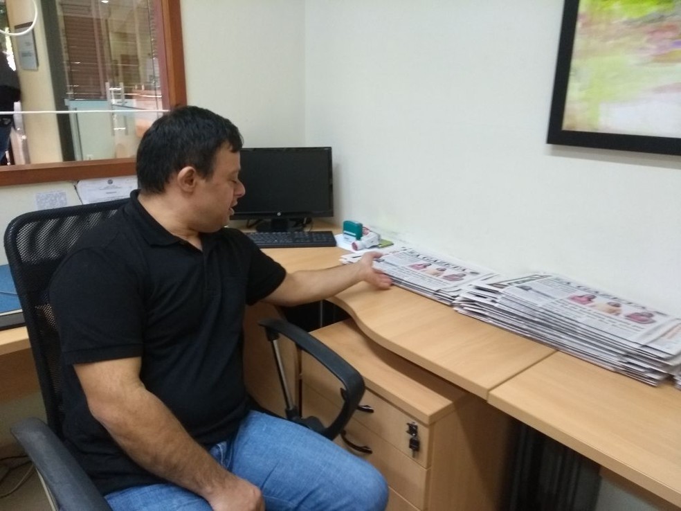 Chagas organiza jornais e entrega documentos no setor de protocolo da Aleac (Foto: Quésia Melo/G1)