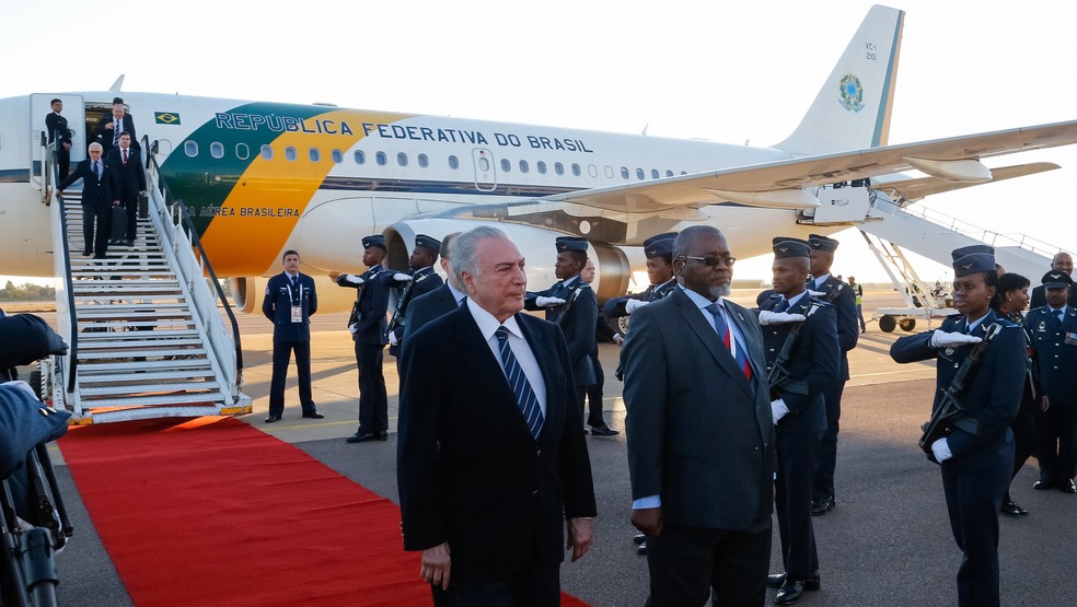 Michel Temer é recebido pela guarda de honra do governo sul-africano ao desembarcar em Joanesburgo (Foto: Cesar Itiberê/PR)