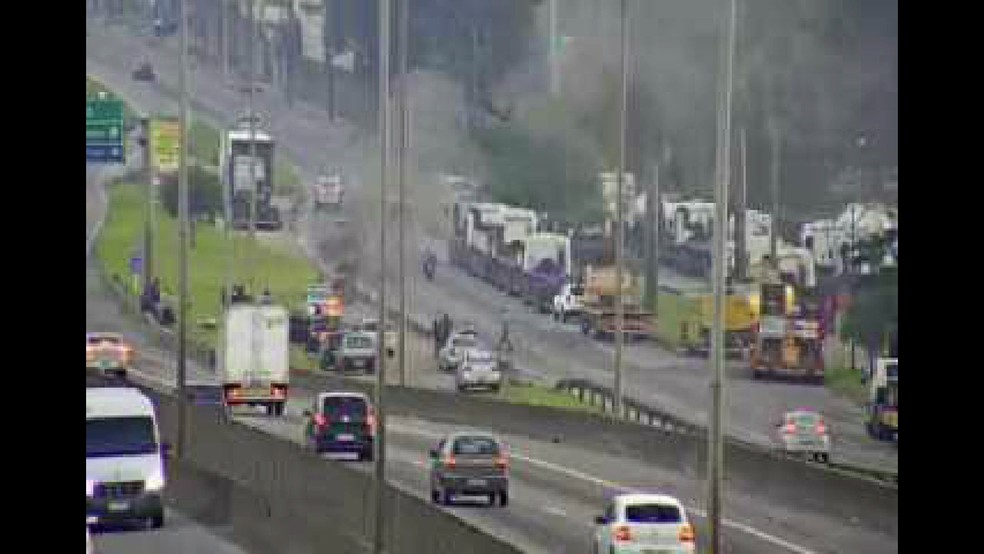 Caminhoneiros protestam na Rodovia Washington Luís e fazem fogueira entre as pistas (Foto: Reprodução/ TV Globo)