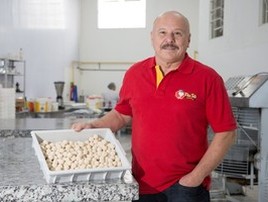 Demitido aos 56 anos, ele montou franquia que já tem 32 lojas (Divulgação)