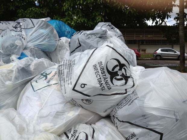 Lixo hospitalar está acumulado há dias no HU.  (Foto: internauta/Arquivopessoal)