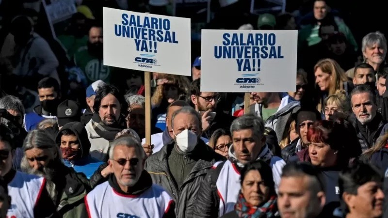 Manifestantes na Argentina pedem salário universal (Foto: GETTY IMAGES via BBC)