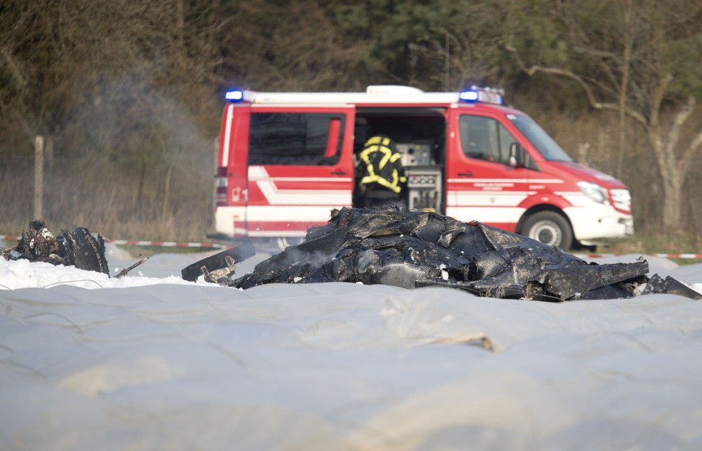 DestroÃ§os de aviÃ£o que caiu neste domingo (31) perto de Frankfurt, na Alemanha, pegaram fogo â€” Foto: Michael Probst/AP Photo