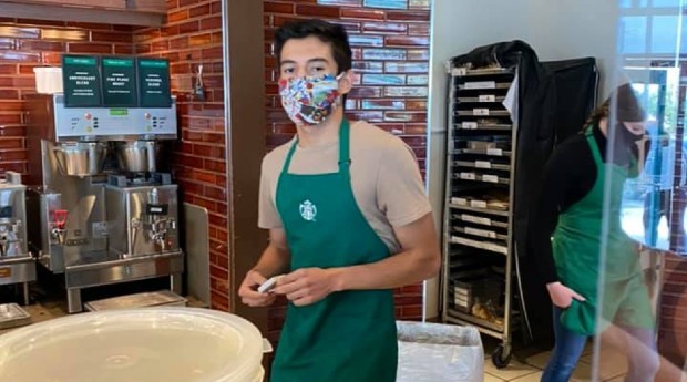 Lenin Gutierrez, funcionário de uma unidade do Starbucks, foi fotografado e criticado pela cliente que teve atendimento recusado (Foto: Reprodução/Facebook)