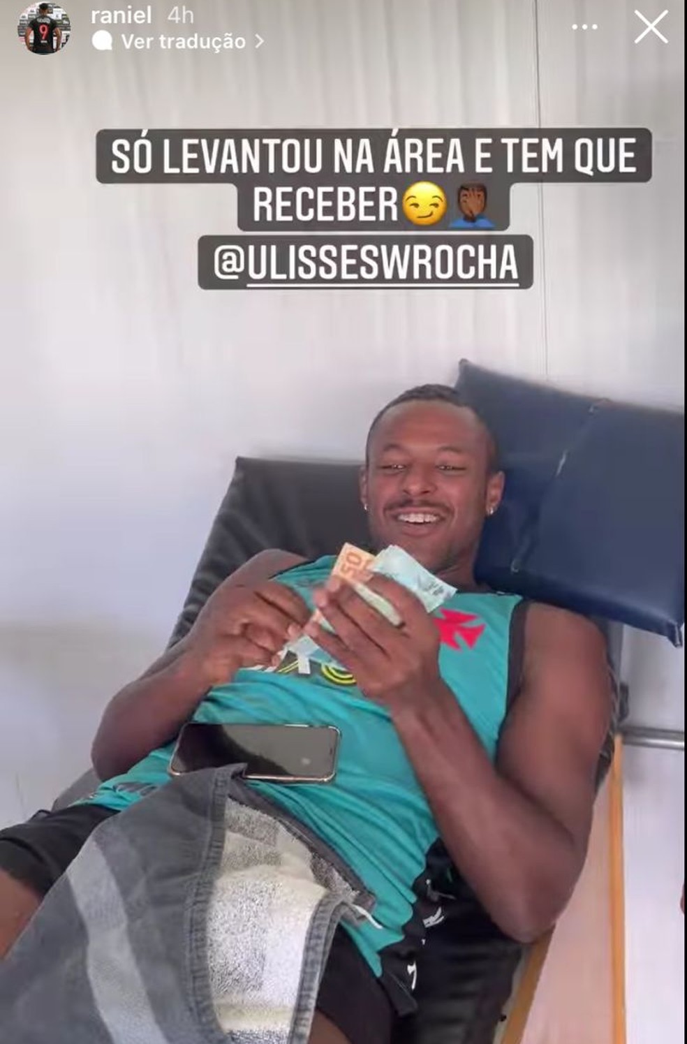 Ulisses recebe o "bicho" de Raniel pela assistência para gol do Vasco — Foto: Reprodução / Instagram