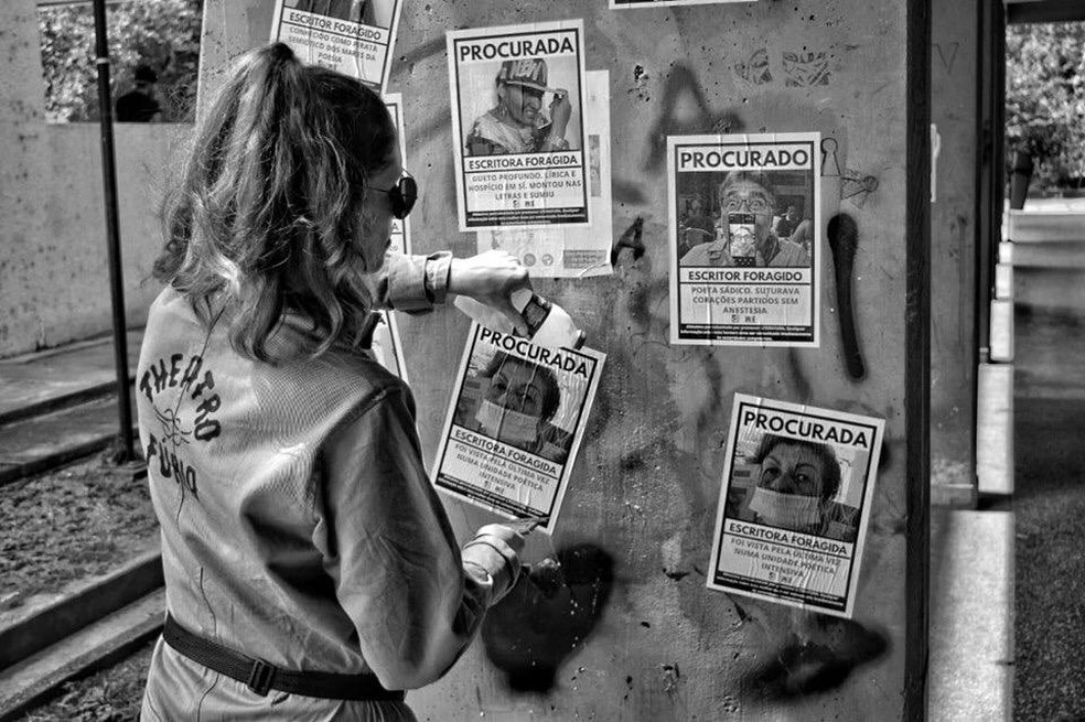 App Para Fazer Cartaz De Procurado Cartazes Com Rostos De Escritores Espalhados Em Cuiaba Chama A