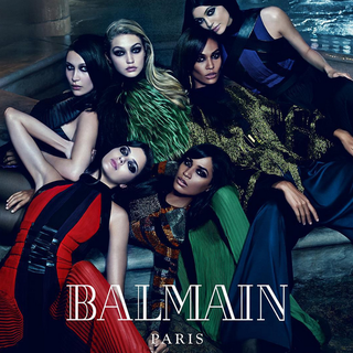 A gangue de Olivier vai da vida pessoal para a profissional: aqui, Kylie e Kendall Jenner, Gigi e Bella Hadid, Joan e Erika Smalls estrelam a mais recente campanha da Balmain
