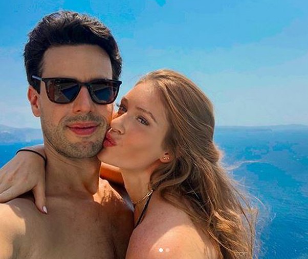 Marina e o marido, Xande Negrão, namoram na Grécia  (Foto: Reprodução/Instagram)