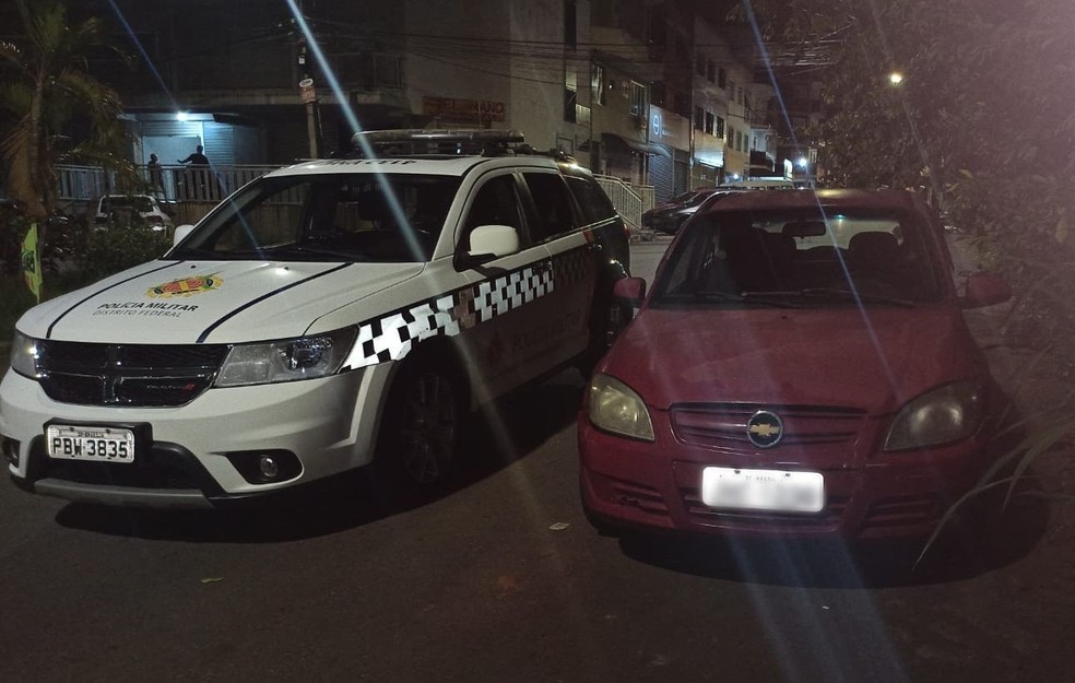 Policiais militares prenderam garoto de programa suspeito de furtar carro, no DF — Foto: PMDF/Divulgação