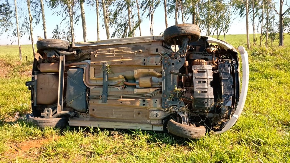 Motorista foi levado à delegacia por embriaguez ao volante após carro capotar em Queiroz — Foto: Polícia Rodoviária/Divulgação