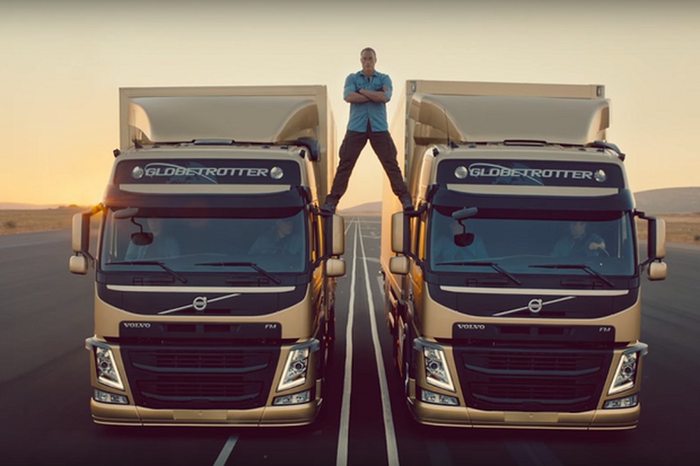 Propaganda em que Van Damme se equilibra entre dois caminhões da Volvo Trucks (Foto: Reprodução/Youtube) — Foto: Auto Esporte