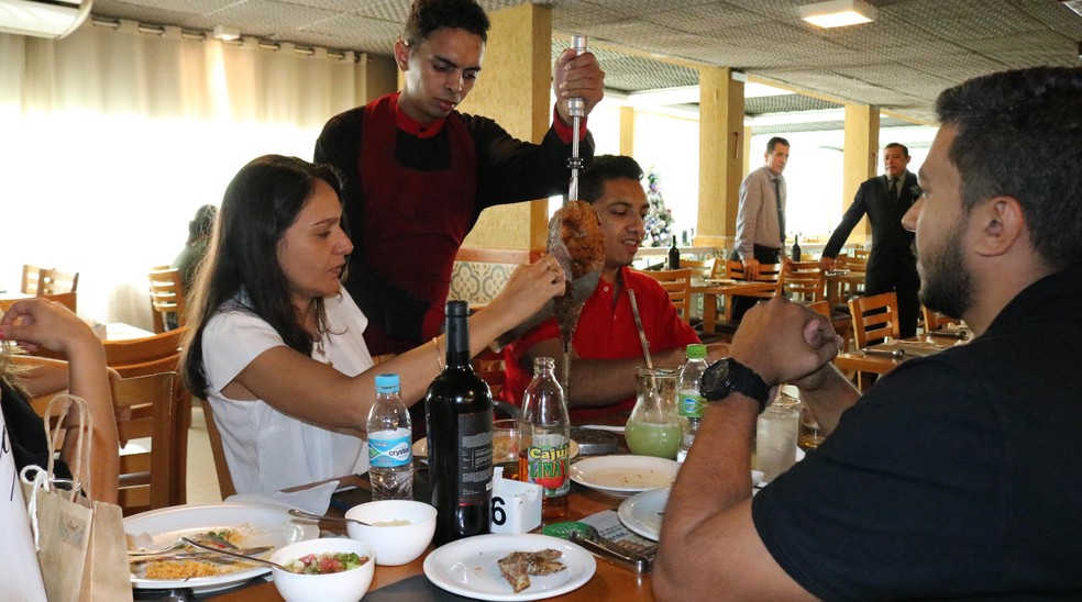 Estabelecimentos oferecem rodizio de carne e ceia de Natal pronta em Teresina — Foto: Gilcilene Araújo/G1
