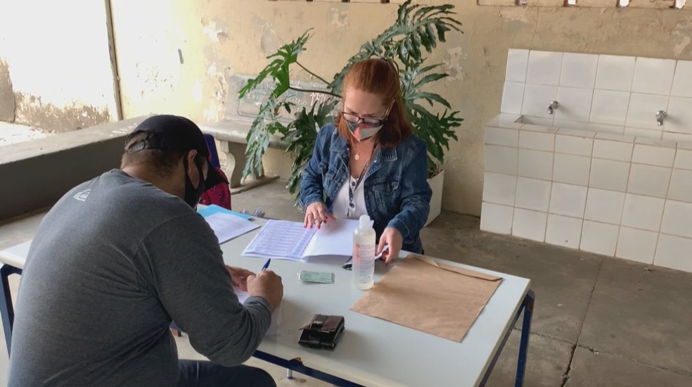 Pátio de escola em Botucatu (SP) se transforma em centro de triagem para vacinação em massa  — Foto: Reprodução/TV TEM