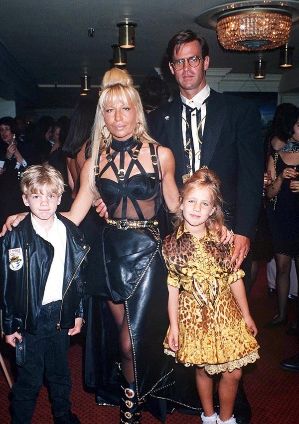 15 vezes que Donatella Versace foi o grande ícone de estilo dos anos 90 |  Moda | Vogue
